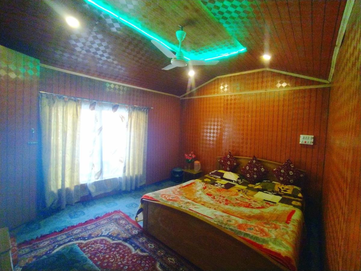 The Dreamer Destination' Houseboat Srinagar  Exterior photo