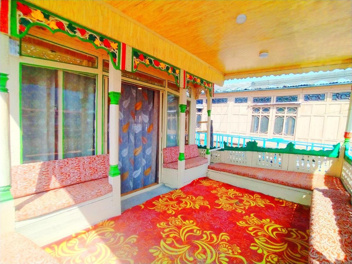 The Dreamer Destination' Houseboat Srinagar  Exterior photo