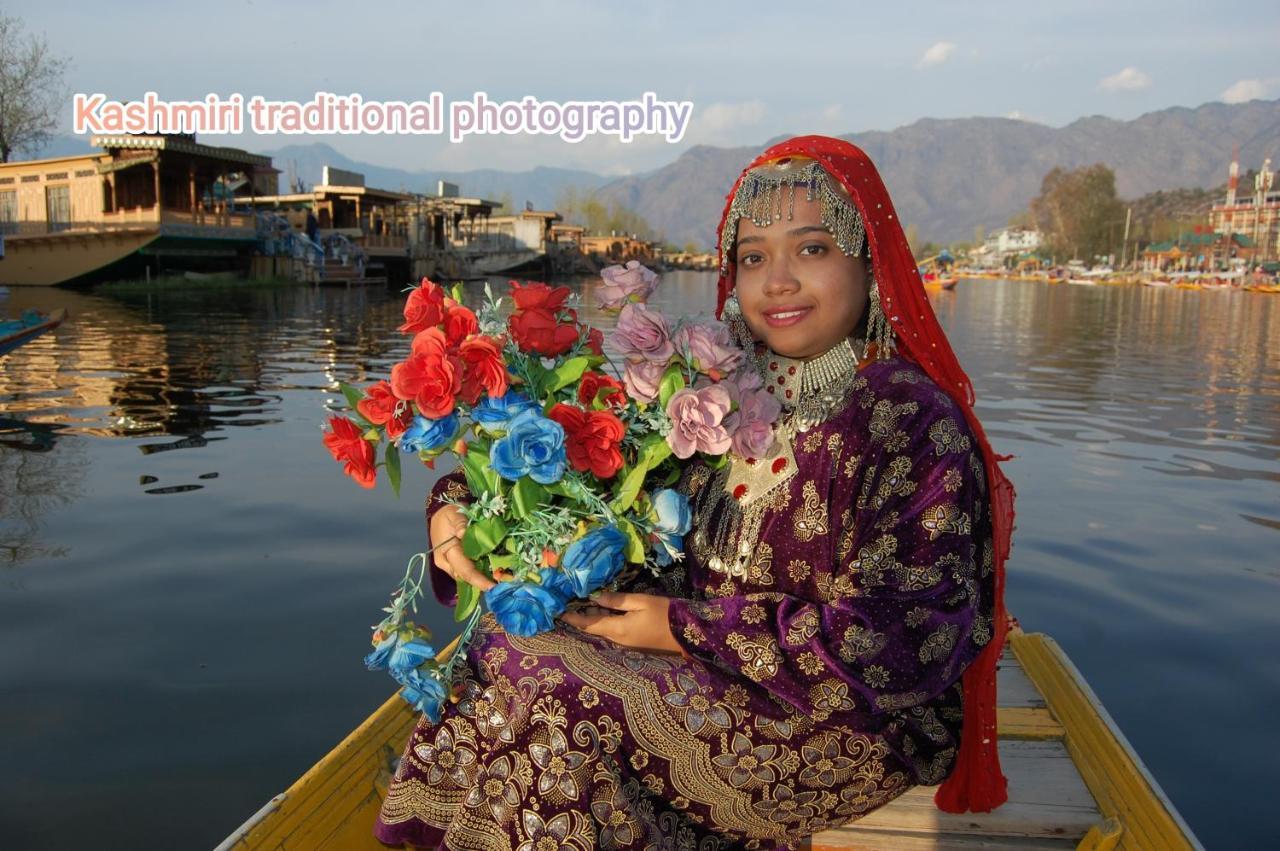 The Dreamer Destination' Houseboat Srinagar  Exterior photo