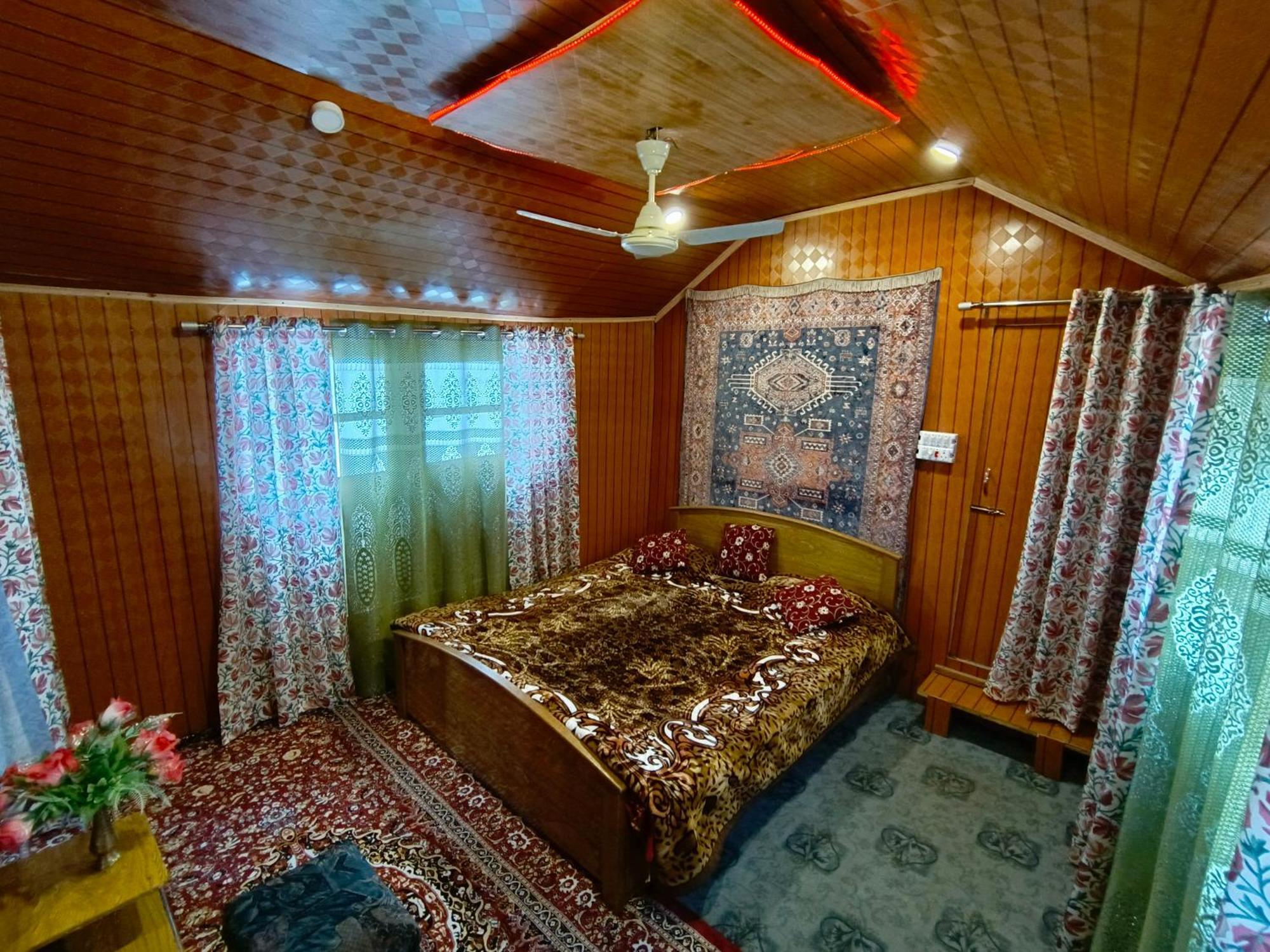 The Dreamer Destination' Houseboat Srinagar  Exterior photo