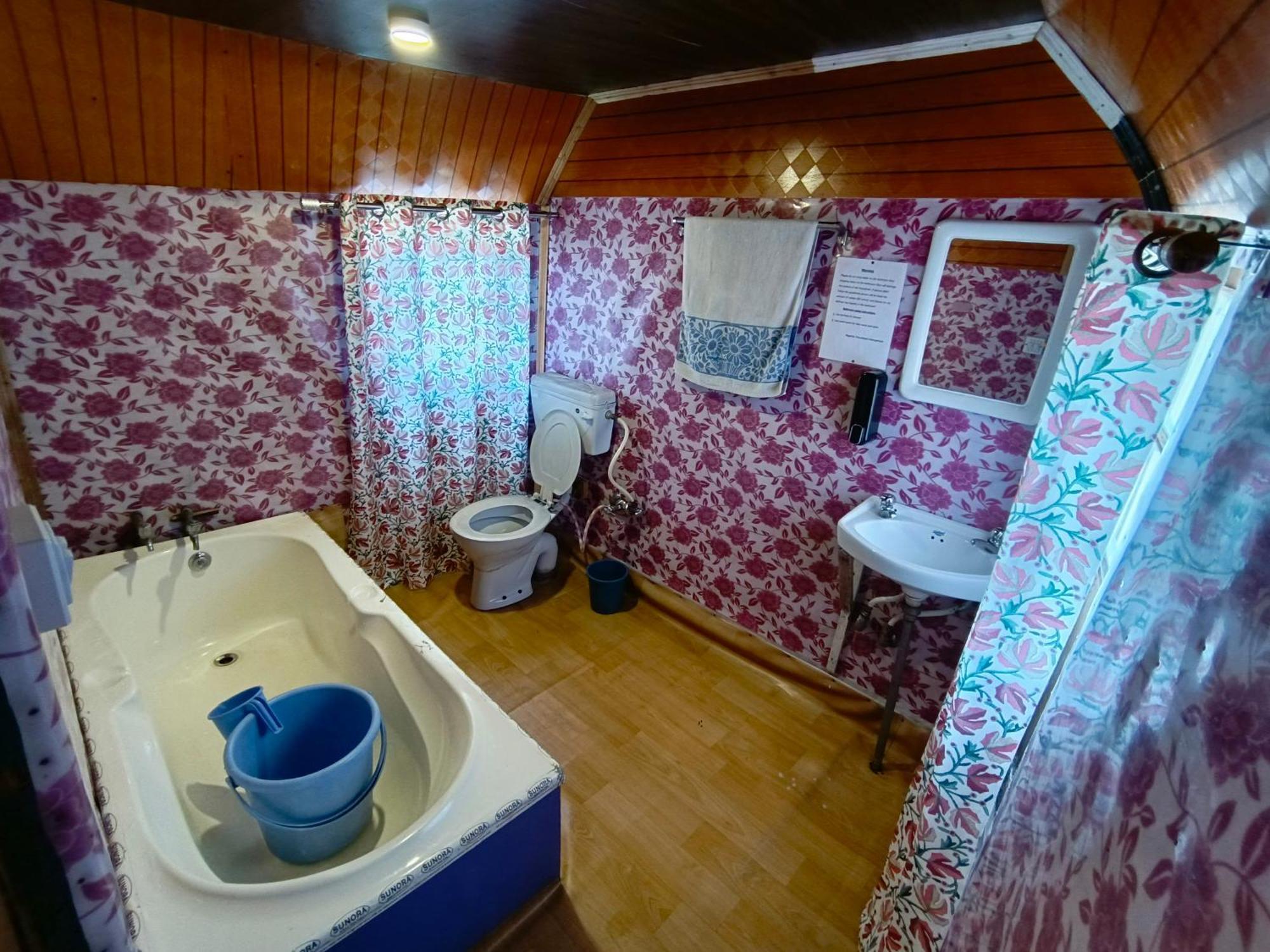 The Dreamer Destination' Houseboat Srinagar  Exterior photo