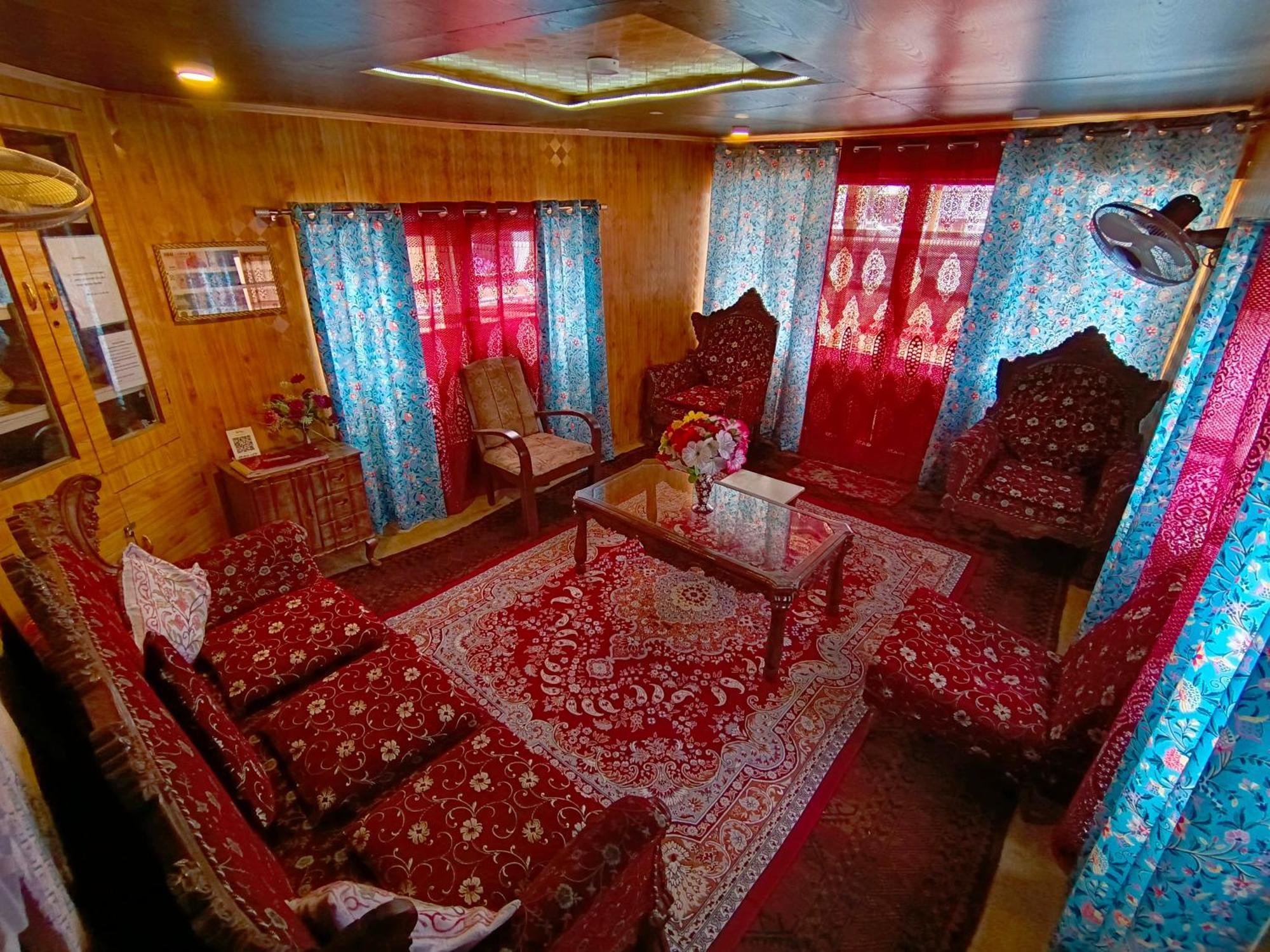 The Dreamer Destination' Houseboat Srinagar  Exterior photo