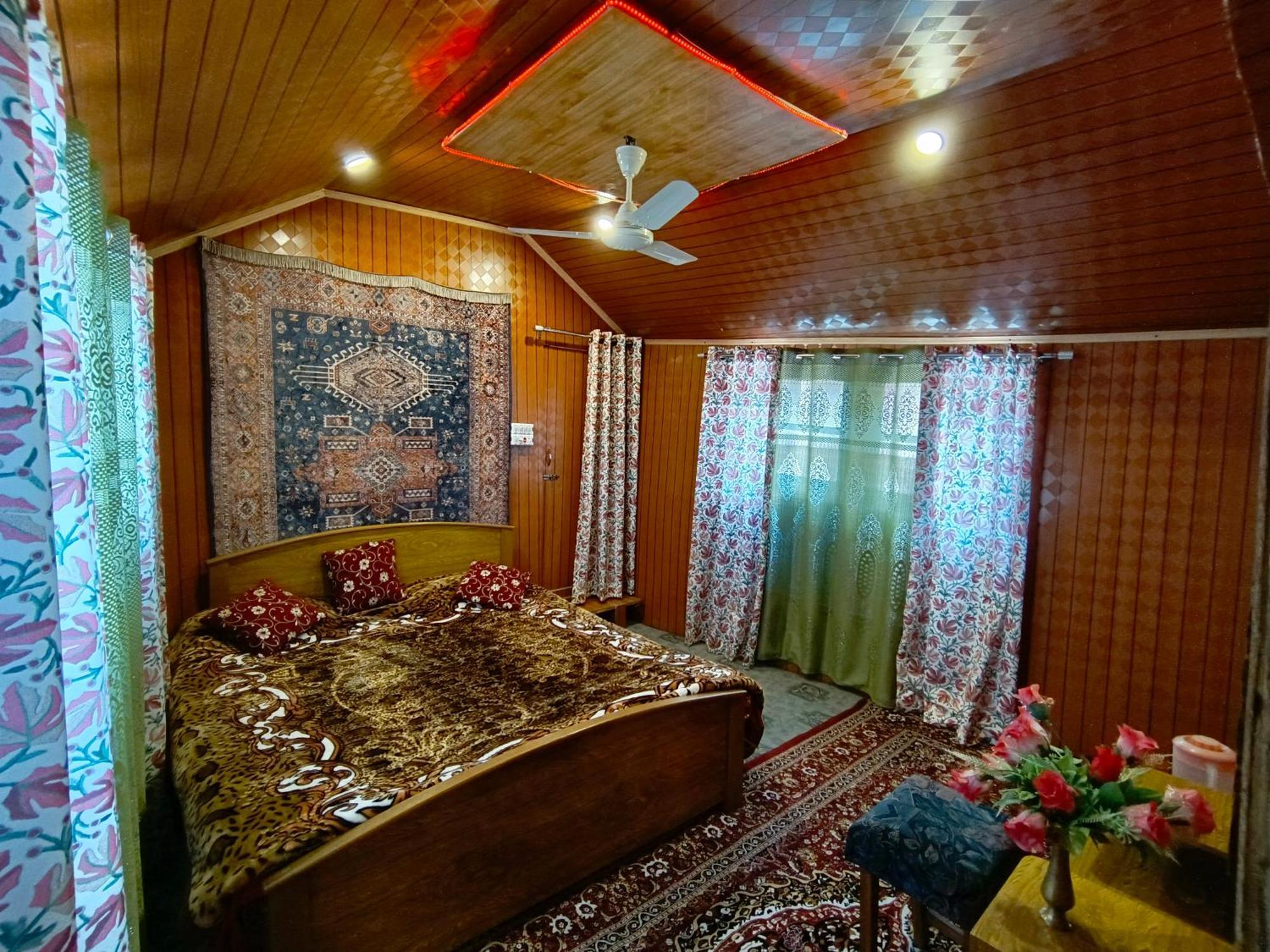 The Dreamer Destination' Houseboat Srinagar  Exterior photo